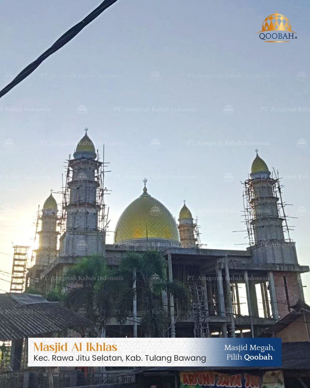 Seni Kaligrafi Asmaul Husna pada Plafon Interior Kubah Masjid 2